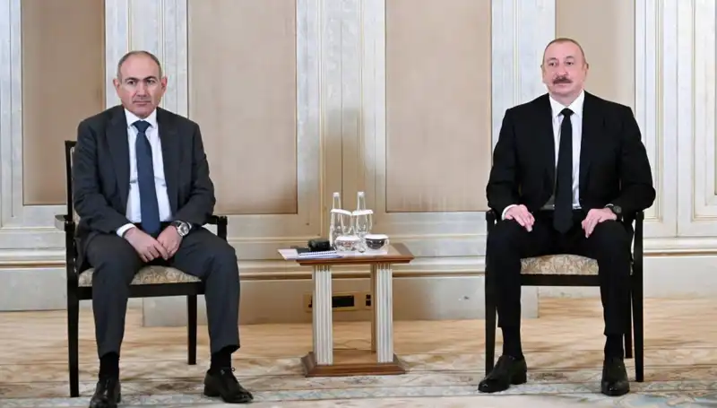 Aliyev ve Paşinyan, Barış İçin Tarihi Görüşmede Abu Dabi'de Bir Araya Geldi