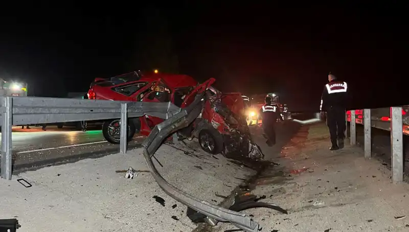 Bariyerlere Çarpan Otomobilde Kanlı Kaza: 2 Kişi Hayatını Kaybetti