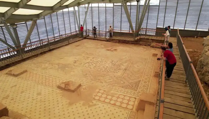 Restore Edilen 'Cennet Bahçesi' Mozaiği Sanatseverlerin Beğenisine Sunuldu