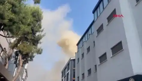 İstanbul'da 4 Katlı İş Merkezinde Yangın: Ekipler Mücadele Ediyor!