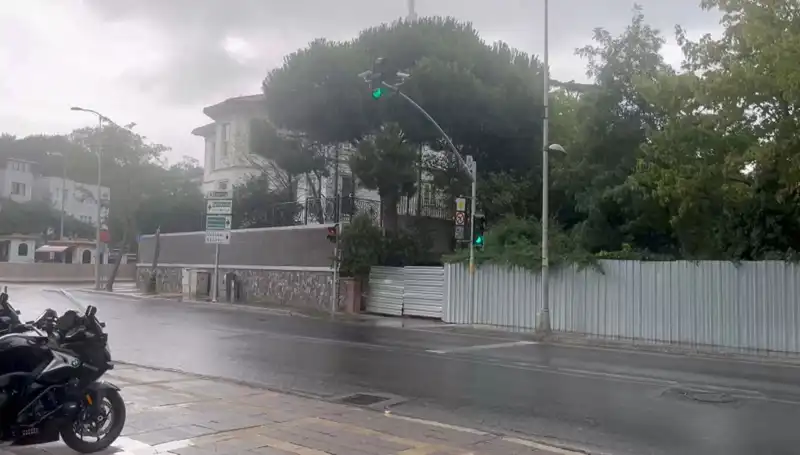 İstanbul'da Aniden Bastıran Sağanak Yağış Hayatı Olumsuz Etkiliyor