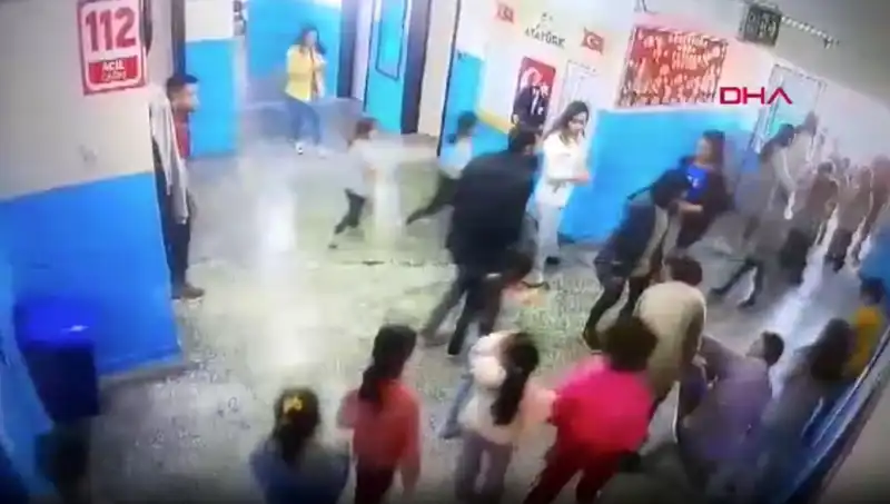 Okulda Şok Anlar: Bayılan Öğrenciyi Müdür Yardımcısı Kurtardı