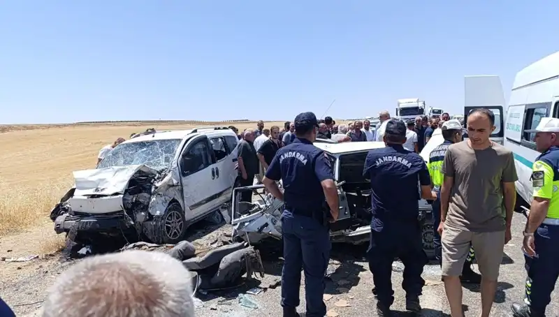 Bugün Yolda Şok Kaza: Otomobil ve Hafif Ticari Araç Çarpıştı