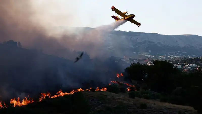 Sakız Adası'ndaki Dev Yangın Kontrol Altına Alındı: Eğitim ve Doğa Hayatta Kalıyor
