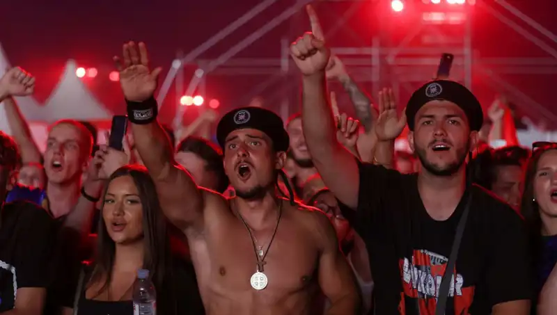 Thompson Konserinde Nazi Selamı Skandalı: Hayranlar Şokta!