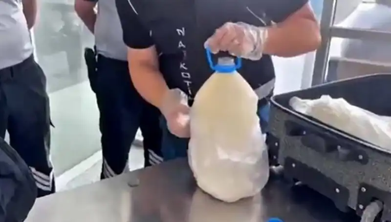 Havalimanında Süt Şişesindeki Gizli Yük: 12 Kilo 800 Gram Uyuşturucu!