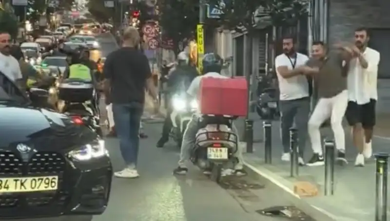 Nişantaşı'nda Yol Verme Kavgası: Sopa ile Kadının Üzerine Yürüdü