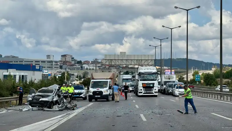 Otoyolda Dehşet Anları: Üç Kişi Araçta Sıkıştı, Trafik Kilitlendi