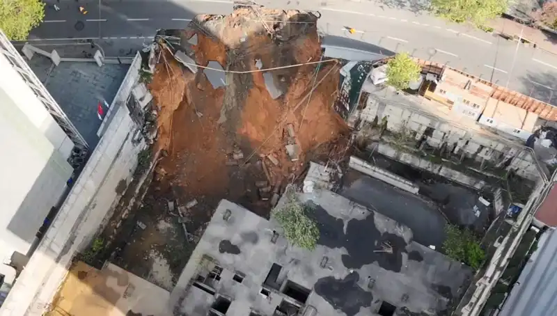 Sarıyer'de Yol Çöktü! Cadde Trafiğe Kapalı, Olay Yerinde Gelişmeler