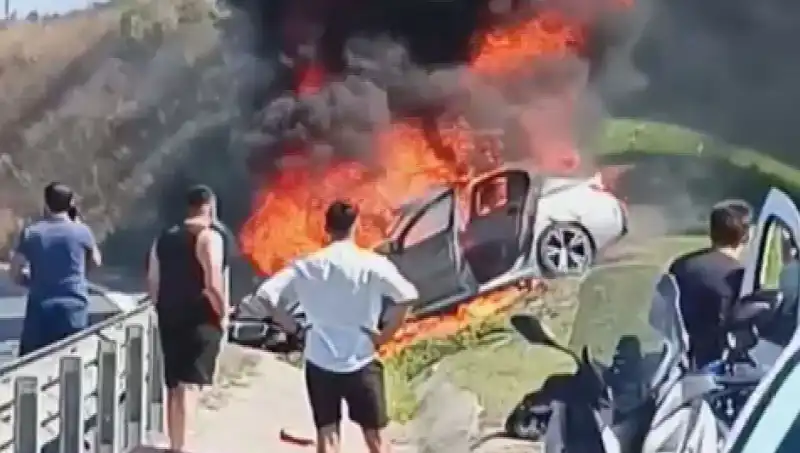 TEM Otoyolu'nda Şok Edici Kaza: Otomobil Alev Alev Yandı