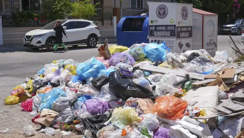 İzmir'de Artan Çöp Sorunu: Çöp Yığınlarının Üslendiği Sokaklar
