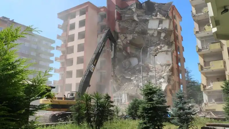Dalgalar Sarsınca Binalar Yıkılıyor: Şehirdeki Olağanüstü Durum