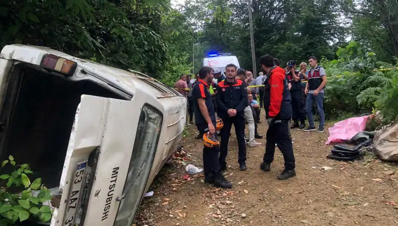 Rize'de Feci Kaza: Yamaçtan Yuvarlanan Minibüste İki Ölü, Üç Yaralı