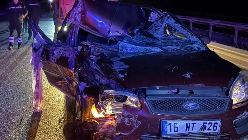 Afyonkarahisar’da Otomobil ile TIR Çarpıştı: 4 Kişi Yaralandı, Olayın Detayları Şok Ediyor!
