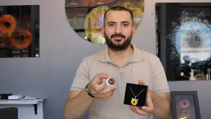 Gözlerinizi Sanata Dönüştüren Sanatçı: İris Fotoğraflarının Eşsiz Yolculuğu