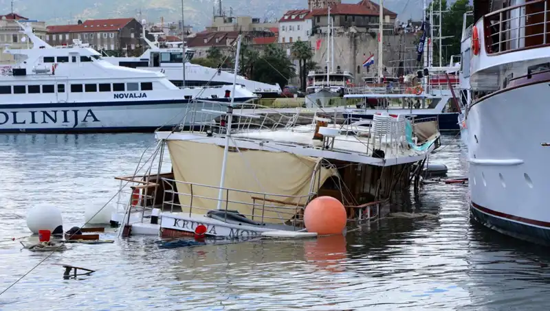 Hırvatistan’da Şiddetli Yağış ve Fırtına: Feribot Rüzgarın Kurbanı Oldu