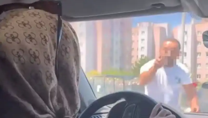 Trafikte Dehşet Anları: Camı Yumruklayan Sürücü Korku Saldı