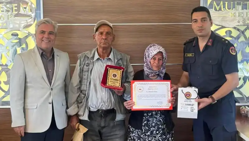 Sıfırın Üstündeki Duygu Dolu Bağış: Aile Evinin Anahtarını Jandarmaya Verdi!