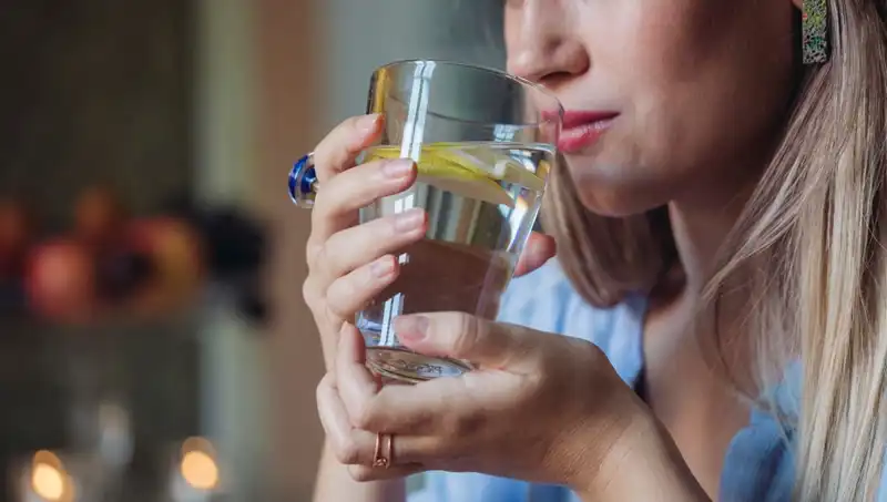 Harvardlı Uzmanın Gözünden Limonlu Su: Sağlık Açısından Gerçekten Faydaları Neler?