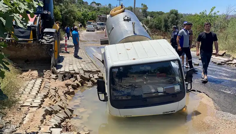 Bodrum’da Su Hattı Patladı, Tanker Çukura Düştü: Detaylar Ortaya Çıktı