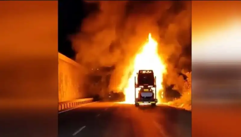 Otomobil Yüklü Tırda Yangın: Tam 8 Araç Alev Alev Yandı
