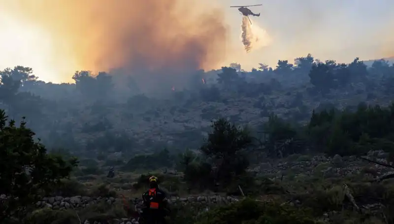 Eğriboz Adası’nda Yangın Alarmı: İki Köy Tahliye Edildi, Neler Oluyor?