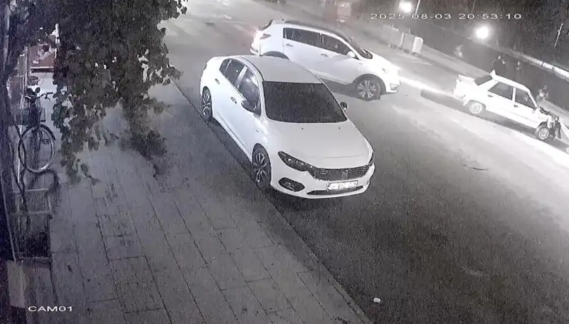 Yaya Geçidinde Dram: Yayaya Yol Vermek İsteyen Sürücüler Çarpıştı