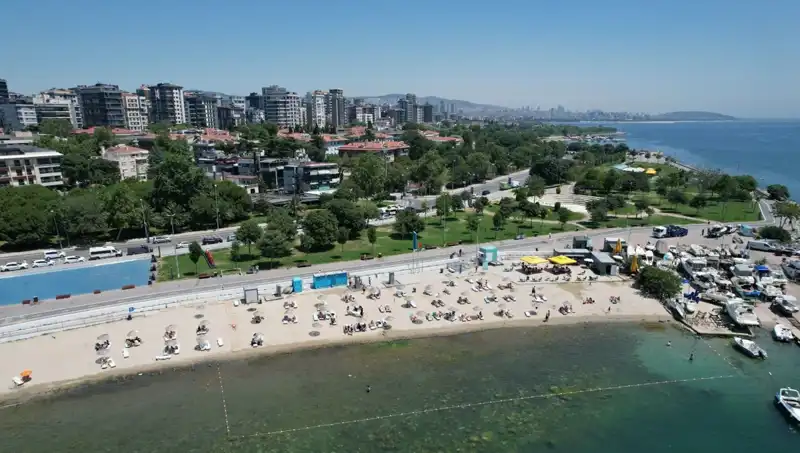 İstanbul’da Sıcak Hava Dalgası: Caddebostan Sahili İnsan Kaynıyor!