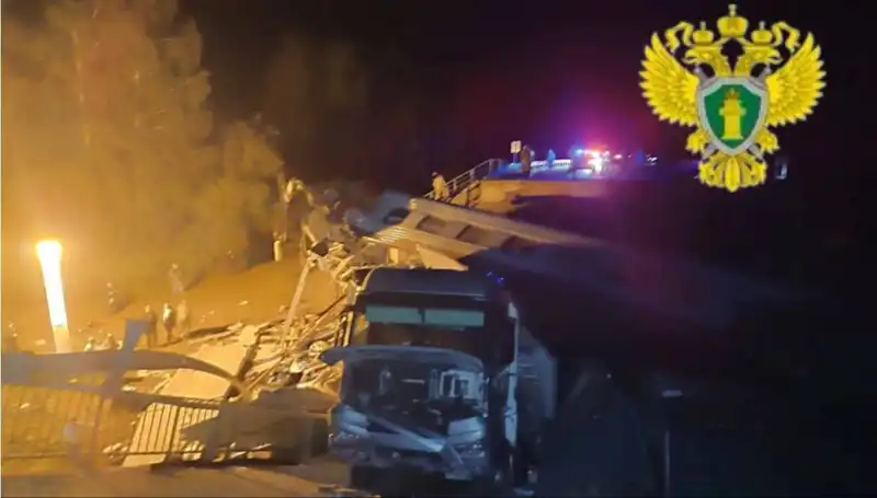 Rusya'da Köprü Faciası: Tren Üzerine Çöktü, Hayat Kayıpları Artıyor
