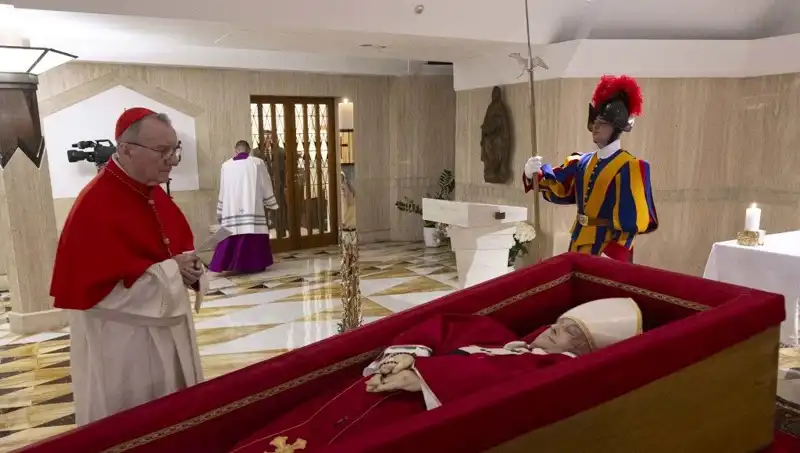 Papa'nın Tabutundaki Fotoğraflar: Son Veda ve Anma Törenleri