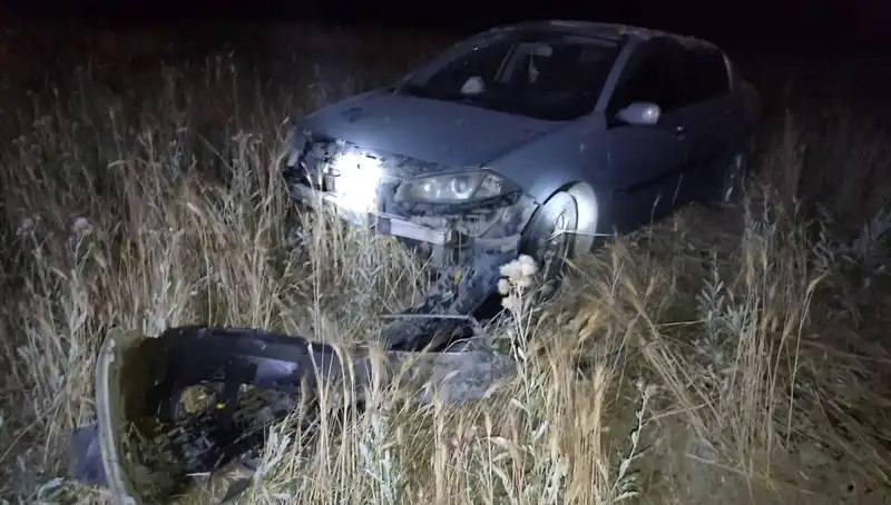 Burdur’da Kontrolden Çıkan Otomobil Tarlaya Uçtu: 2 Yaralı