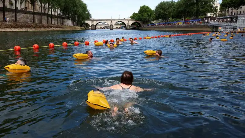 Paris’te Tarihi An: Seine Nehri Bir İlk Olarak Halka Açıldı