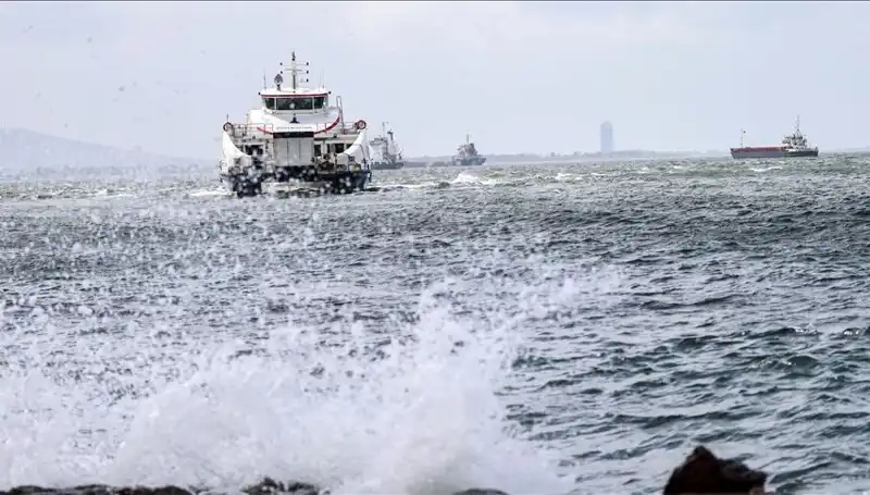 İzmir'de Vapur Seferleri Fırtına Nedeniyle Askıya Alındı!