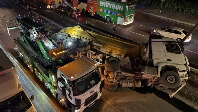 Moloz Yüklü Hafriyat Kamyonu Devrildi: Olayın Ayrıntıları ve Sonuçları