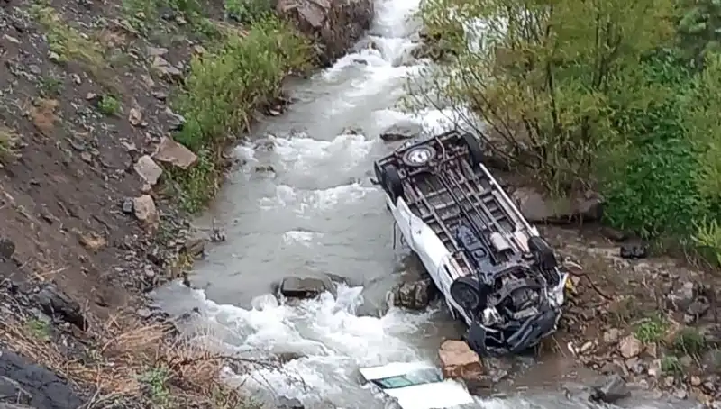 Hakkari'de Minibüs Devrildi: İki Kişi Hayatını Kaybetti, Üç Yaralı