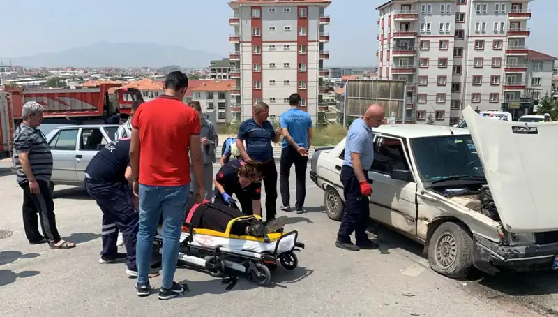 Kavşakta Feci Kaza: İki Kişi Yaralandı, Detaylar Şoke Etti