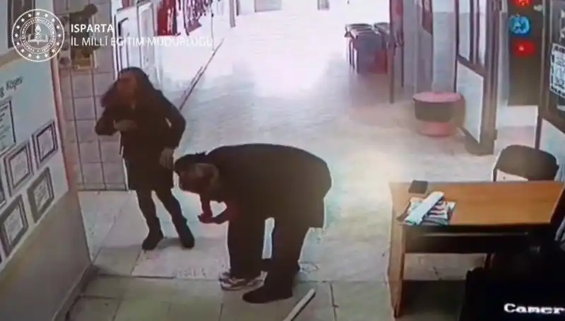 İlkokulda Öğretmenin Kahramanlığı: Heimlich Manevrası ile Öğrenci Kurtarıldı