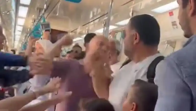 Marmaray'da Yolculuk Anında Yumruklu Kavga Göz Doldurdu