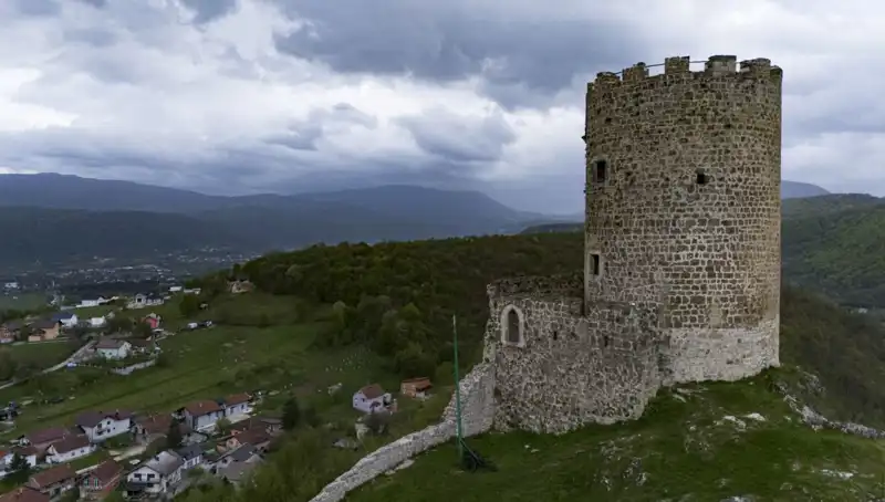 Bosna Hersek'teki Sokolac Kalesi: Tarihin Gizemli Tanığı