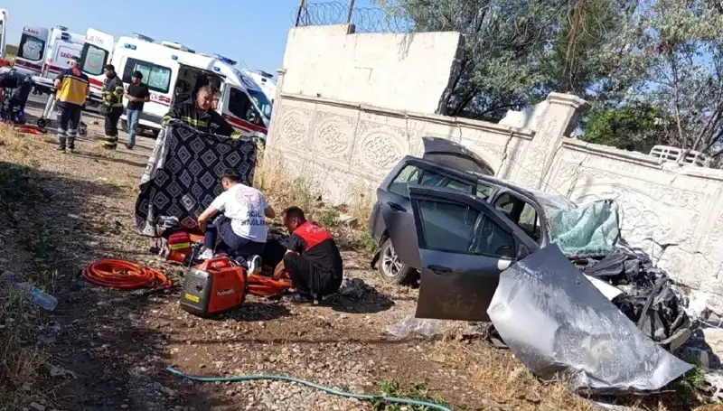 Lastiği Patlayan Araç İstinat Duvarına Çarptı: Felaket Gecesi