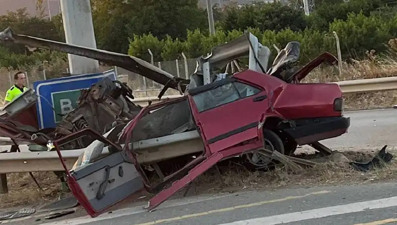 Hurdaya Dönüşen Araçta Feci Kaza: Genç Hayatını Kaybetti