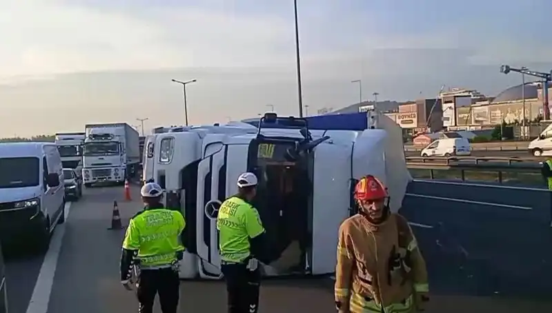 Pendik TEM Otoyolu’nda TIR Devrildi! İstanbul Yönünde Kilitlenen Trafik ve Son Gelişmeler