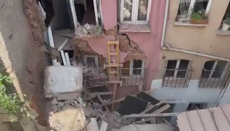 İstanbul'da Üç Katlı Binanın Balkonu Aniden Çöktü: Can Kaybı ve Yaralılar Var