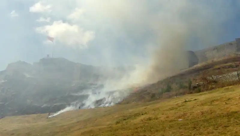 Kars Kalesi’nde Yangın Alarmı: Eteklerinde Anız Yangını Paniği!