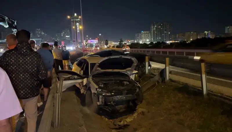 Otomobillerin Yol Ayrımındaki Kaza Anı: Makas Attı, Boşluğa Düştü
