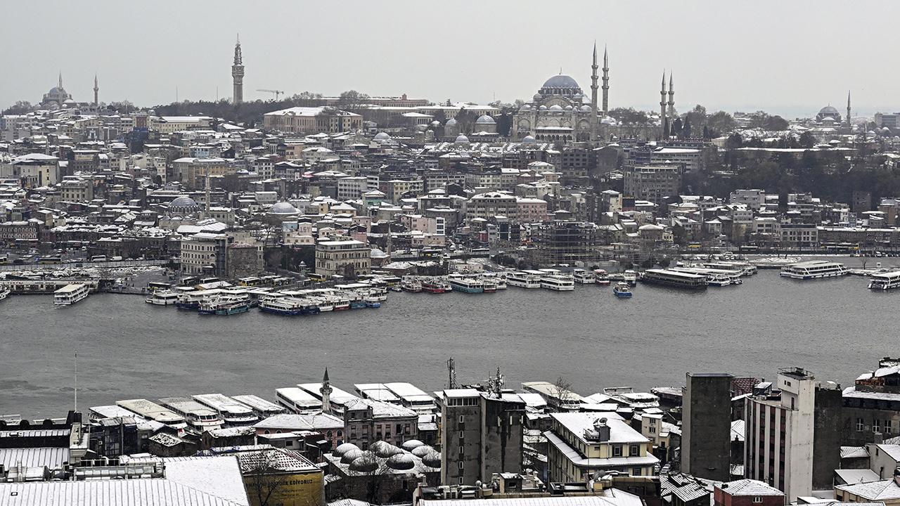 İstanbul'u beyaza bürüyen kar yağışı şehri kapladı.