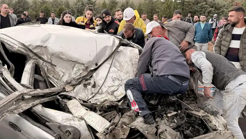 TIR ile Çarpışmanın Dehşet Verici Anları: Araç Kağıt Gibi Ezildi