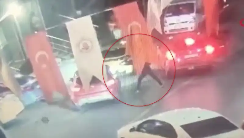 Kağıthane'de Sokak Ortasında Korkunç Cinayet: Otomobildeki Genç Hedef Alındı
