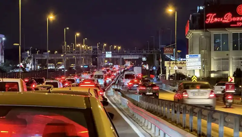 Yenibosna Metrobüs Yaya Üst Geçidinde Sürpriz Çalışmalar Başladı!