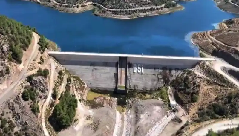 Çeşme'deki Su Kesintileri Sona Eriyor: Yeni Projelerle Su Sorunu Çözülüyor!